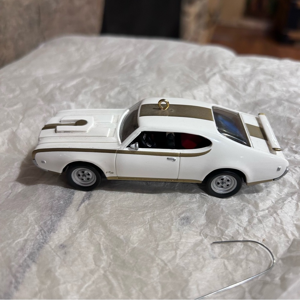 Hallmark 1969 hurst Oldsmobile 442‎ Christmas ornament.